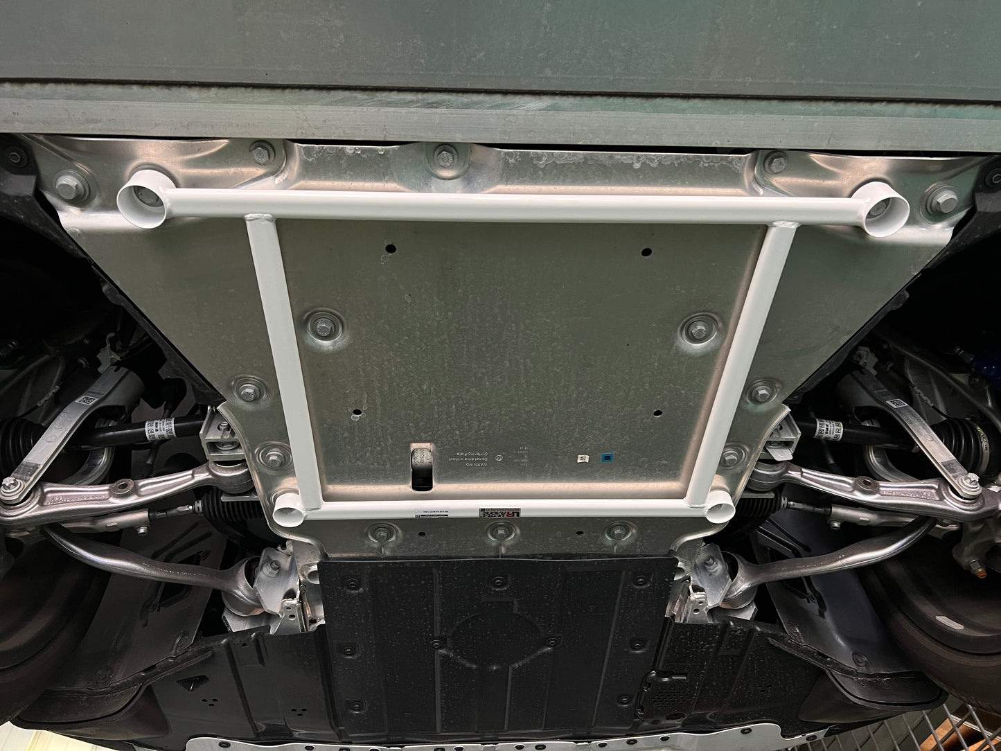 Ultra Racing Front Lower Brace for BMW IX (I20) DUAL-MOTOR (4WD) 2021-present